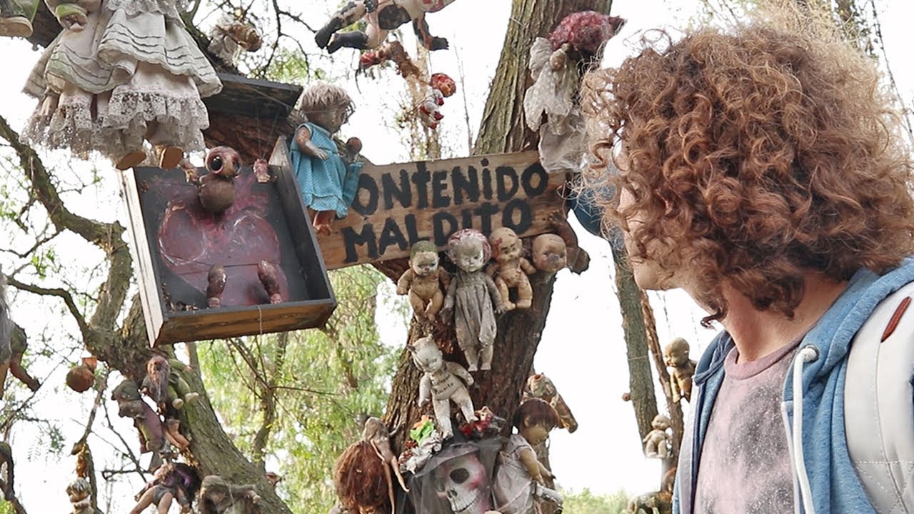 If you are happy with outdoor tourism that is fun and challenging adrenaline, you need to come to an island in Mexico, the name of the island is Isla De Las Munecas. This island is an island that contains thousands of horrible dolls! Guaranteed you will creep in fear when you come to this island.